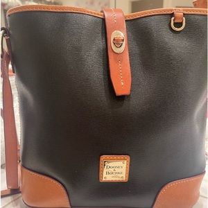 Dooney&Bourke saffiano leather crossbody. Good condition. 10”x10”. See all pics